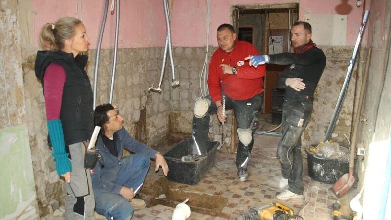 Eva bespricht mit den Handwerkern die weiteren Schritte … – Bild: RTL II