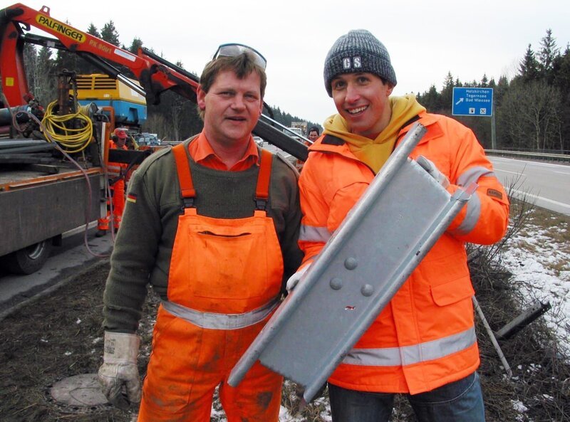 Für die Sicherheit auf der Autobahn sind die Männer von der Autobahnmeisterei zuständig. Ist auf der Strecke eine Leitplanke nach einem Unfall beschädigt, fahren sie hin, um sie auszutauschen. Foto: Willi und Andreas mit Stahlschutzplanken. – Bild: BR/​megaherz