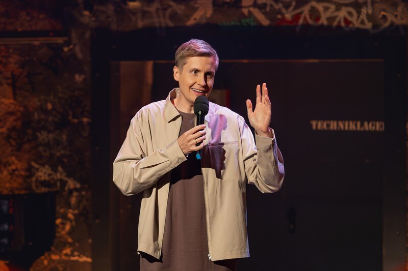 Gastgeber Till Reiners freut sich auf eine neue Ausgabe seiner „Happy Hour“ – Bild: ZDF und Hannes Thun