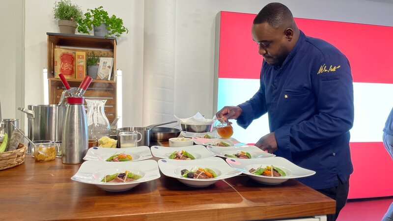 Nelson gibt seiner Tafelspitz-Variante den letzten Schliff. – Bild: ZDF und Frank Gensthaler, Edith Stecker