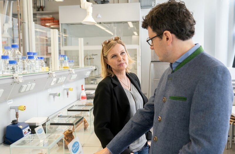 Vera Lanz (Katharina Böhm, l.) und Moritz Haber (Manuel Rubey, r.) führen eine wichtige Unterhaltung in dem Labor von Herrn Haber. – Bild: ZDF/​Michael Marhoffer /​ ZDF Enterprises GmbH