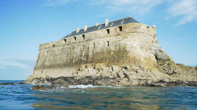 Fort de la Conchée Die Verwendung des sendungsbezogenen Materials ist nur mit dem Hinweis und Verlinkung auf RTL+ gestattet. – Bild: RTL / © 2021 RMC FILMS – RMC PRODUCTION Fort de la Conchée Die Verwendung des sendungsbezogenen Materials ist nur mit dem Hinweis und Verlinkung auf RTL+ gestattet. – Bild: RTL / © 2021 RMC FILMS – RMC PRODUCTION