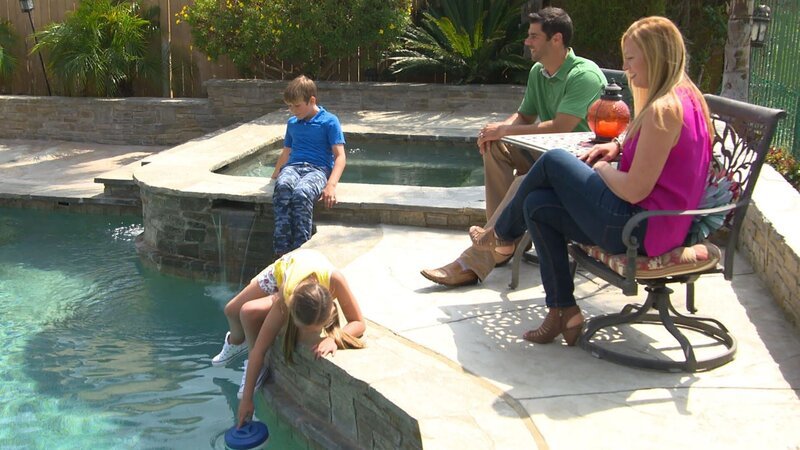 The family sits by the pool imagining how it would be to live there – Bild: 2017,HGTV/​Scripps Networks, LLC. All Rights Reserved
