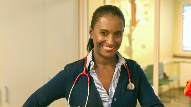Dr. Karella Easwaren ist Kinderärztin in Köln. – Bild: WDR/​Fandango Film und TV Produktions GmbH/​Jürgen Weißenfels