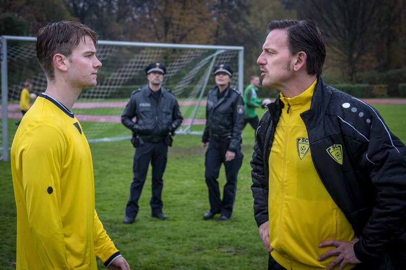 Melanie (Sanna Englund, 2.v.r.) und Mattes (Matthias Schloo, 2.v.l.) werden Zeugen eines Streits zwischen Yanik Jungbluth (Aaron Koszuta, l.) und dessen Trainer Klaus Wernicke (Nils Schulz, r.). – Bild: ZDF und Boris Laewen