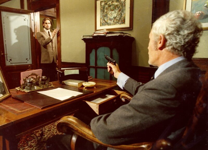 Prof. Bawcombe (Günther Stoll, r.) bedroht seinen Kollegen Henry (Fabio Testi). – Bild: Tobis Film