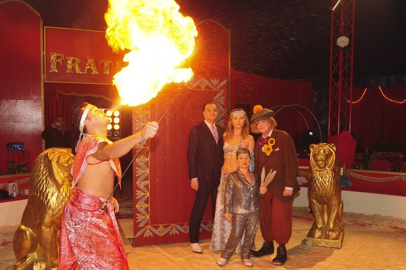 Ein Feuerspucker (Komparse, l.), Karl-Heinz „Schrotti“ Schrothmann (Michael Gaedt, 2.v.l.), Olga Notovnova (Katharina Kowalewski, M.), Dora Krumme (ChrisTine Urspruch, 2.v.r.) und Holger Krumme (Heribert Sasse, r.). – Bild: ZDF/​Markus Fenchel