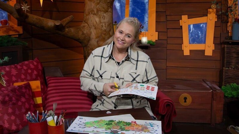 Am zweiten Tag der MACH MiT!-Zeit schneidet Singa ihre fertig ausgemalten Figuren und Zeichen für den Kalender aus. – Bild: KiKA