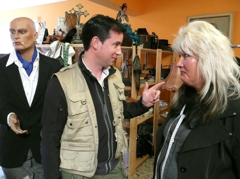 Vier Keller voll mit Trödel! Ernies Sammelleidenschaft ist buchstäblich grenzenlos. Ihre Wohnung ähnelt einem Museum und mittlerweile ist sogar ihr Keller voll bis unter die Decke. Antoine Richard soll helfen, die Kellerinhalte zu versilbern. Aber selbst der erfahrene Trödelprofi steht erst einmal fassungslos vor den Zeugnissen von Ernies Sammelwut. – Bild: RTL II