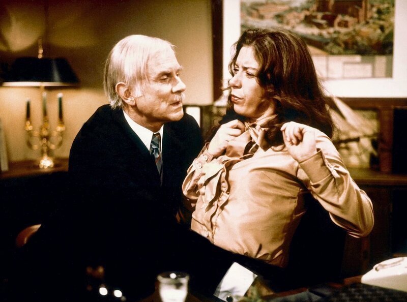 Liebe im Büro. Es geschieht immer wieder, dass Menschen an einem Arbeitsplatz plötzlich Zuneigung zu einem Kollegen in sich entdecken. Das kann, wie Loriot (mit Evelyn Hamann) uns zeigt, etwas durchaus Schönes sein. – Bild: WDR/​Radio Bremen