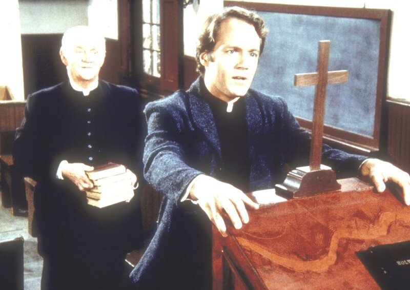 Reverend Hale (David Huffman, vorne) gratuliert Reverend Alden (Dabbs Greer) zu seiner Gemeinde. – Bild: Sat.1 Gold