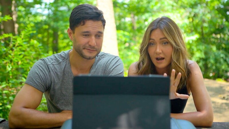 Phil Torres und Jessica Chobot. – Bild: Warner Bros. Discovery