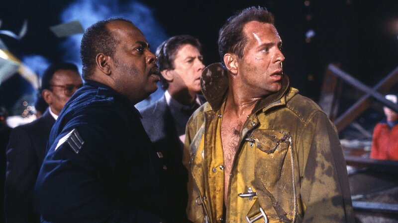 Der New Yorker Polizist John McClane (Bruce Willis, re.) begleitet seine Frau zu der Weihnachtsfeier ihres Unternehmens. Es ist eine Feier wie jede andere, bis diese plötzlich von Terroristen gestürmt wird. John McClane ist die einzige Hoffnung der Geiseln … (Foto, li.: Reginald VelJohnson) – Bild: RTL Zwei