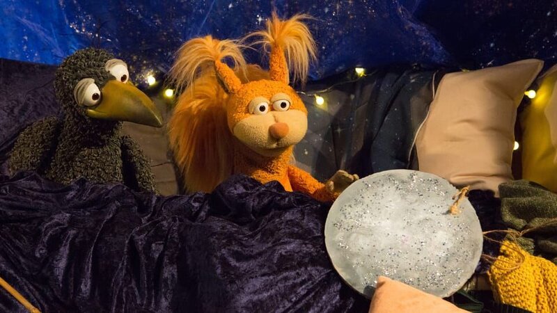 Rudi (Lennart Morgenstern) und Ella (Anna Menzel) verstehen, wie groß die Sehnsucht nach dem Mond sein kann. Besonders für die kleine Spinne, die sich in ihrer Geschichte bis zum Mond schwingen will. – Bild: ZDF/​Zia Ziarno