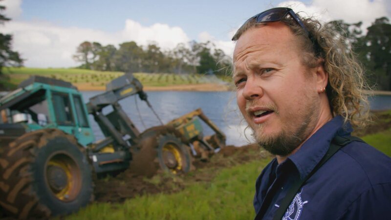 On a farm in Manjimup, a skidder is in danger of sinking into the water. – Bild: DMAX