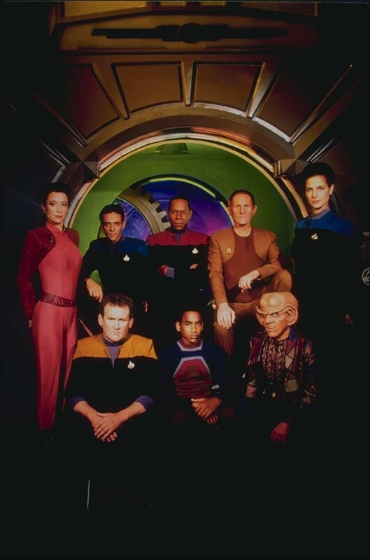 o.: Major Kira (Nana Visitor), Dr. Bashir (Alexander Siddig), Captain Sisko (Avery Brooks), Odo (Rene Auberjonois), Lt. Commander Jadzia Dax (Terry Farrell). u.: Chief O’Brien (Colm Meaney), Jake Sisko (Cirroc Lofton), Quark (Armin Shimerman). – Bild: SYFY