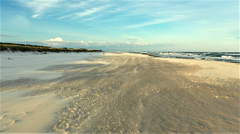 Statt steiniger Schärenküsten findet man in der historischen Provinz Skåne kilometerlange Sandstrände. Der südliche Zipfel Schwedens ist einfach anders schwedisch. – Bild: NDR/​nonfictionplanet/​Eddy Zimmermann