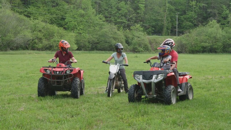 With the help of realtor Julie, Scott and Nicole are looking for a suitable property: their future home should have a beautiful mountain view, plenty of space for the kids, a modern kitchen and a large veranda. – Bild: HGTV