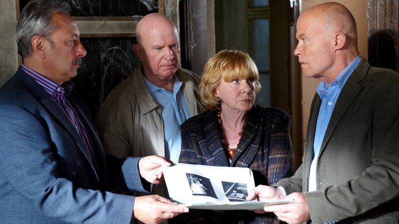 Stubbe (Wolfgang Stumph, l.) und Zimmermann ( Lutz Mackensy,, M.)konfrontieren das Ehepaar Fritsch (Christine Schorn,2.v.l., Volkmar Kleinert, l.) mit neuen Erkenntnissen zum Mord an ihrer Tochter vor über 20 Jahren. – Bild: ZDF und Sandra Hoever