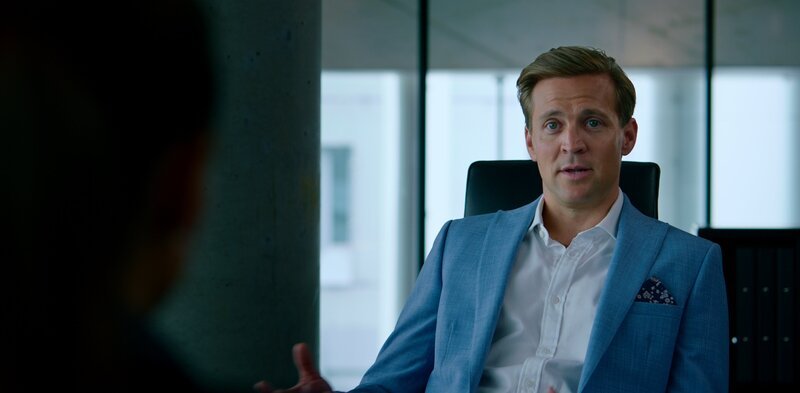 Damit hätte der smarte Henrik (Tobias Santelmann) nicht gerechnet. Das Gespräch mit seinem Überraschungsgast nimmt eine ungeahnte Wendung. – Bild: Fremantle Norway /​ ZDF