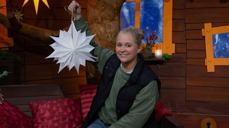 Singa hat einen Papierstern aus Tüten gebastelt. Als sie nach dem Bildergucken ihren Bastelmüll aufräumen möchte, ist alles blitz-blank: Waren das die Wichtel? – Bild: KiKA