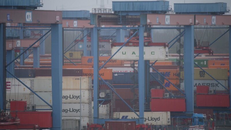 Nadeln im Heuhaufen. Zoll und LKA wollen der Kokainmafia den Zugang nach Hamburg erschweren. – Bild: NDR