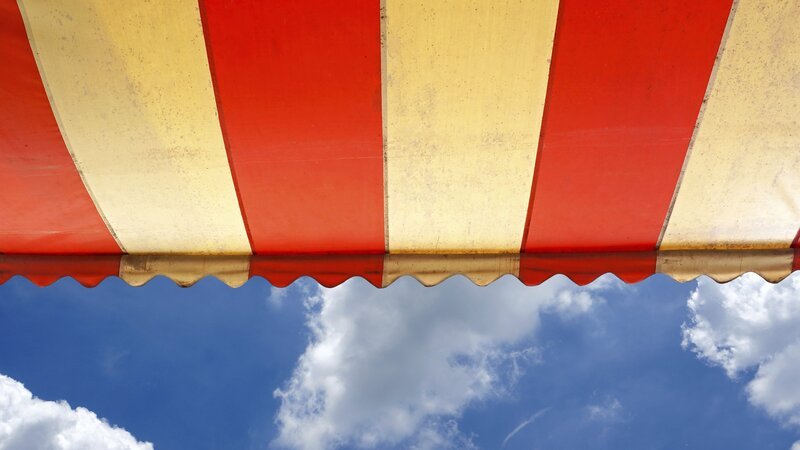 Awning over bright sunny blue sky – Bild: aimy27feb /​ Getty Images/​iStockphoto