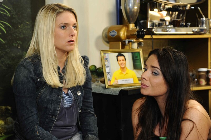 Mitten in einem Casting bricht Anna (Jeanette Biedermann, l.) zusammen. Ist es nur der Kreislauf oder etwas Ernsteres? Paloma (Maja Maneiro, r.) macht sich Sorgen um sie … – Bild: SAT.1 /​ Oliver Ziebe