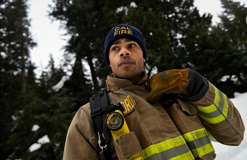 The station 42 crew responds to a ski resort accident after a chair lift malfunctions, and Vince struggles to connect with his father. GRAMMY-nominated country star Jelly Roll guest stars as Noah. Pictured: Jordan Calloway as Jake Crawford. – Bild: Sergei Bachlakov /​ CBS ENTERTAINMENT