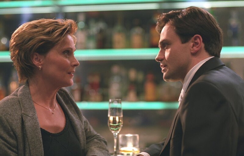 Ariane Wellinghoff (Kerstin Gähte, l.) erfährt, dass ihr neuer Bekannter Pascal (Michael Rotschopf, r.) ihr Stiefsohn ist. – Bild: ZDF und Daniela Incoronato