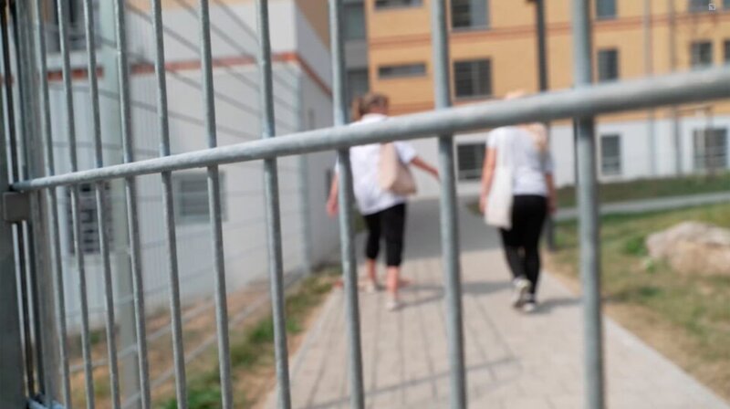 Eine Stunde pro Tag haben die Inhaftierten Freigang auf dem Hof. – Bild: HR/​Carolin Lemuth