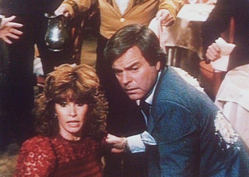 Eine Geburtstagstorte für Jennifer Hart (Stefanie Powers, l.) erweist sich als ausgesprochen explosiv – glücklicherweise werden weder Jennifer noch Jonathan (Robert Wagner, r.) verletzt … – Bild: Columbia Pictures