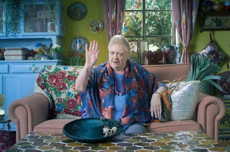 Das Repertoire der Rentnerinnenwitze ist breit und hat eine ganz besondere Färbung: Ein Typ kommt jeden Tag in eine Bar. Er bestellt zwei Kurze, trinkt beide in einem Zug leer und geht wieder. Doch eines Tages ist Schluss mit seinem Ritual … – Bild: Lm Productions/​Bakea Productions