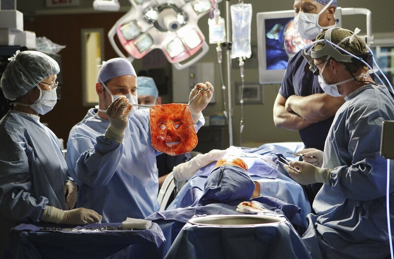 Die komplizierte Gesichtstransplantation an Dave Young (Larry Sullivan, liegend) findet statt. Alex (Justin Chambers, 2.v.l.), Webber (James Pickens Jr., 2.v.r.) und Hunt (Kevin McKidd, r.) geben alles, um ein perfektes Resultat zu erzielen … – Bild: American Broadcasting Companies, Inc. /​ Craig Sjodin