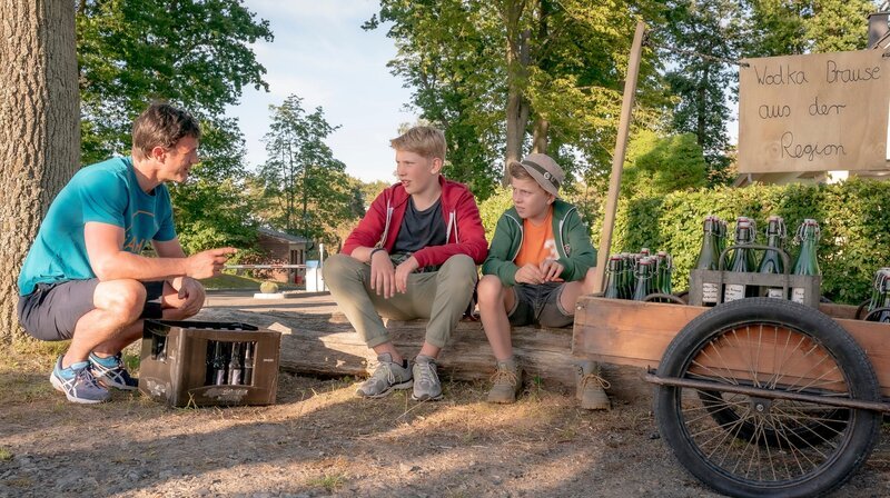 Luke Benz (Joschka Wedhorn) und Ole Benz (Theo Wedhorn) machen Geschäfte mit Florian Becker (Sönke Möhring, li.). – Bild: ARD Degeto/​Boris Laewen
