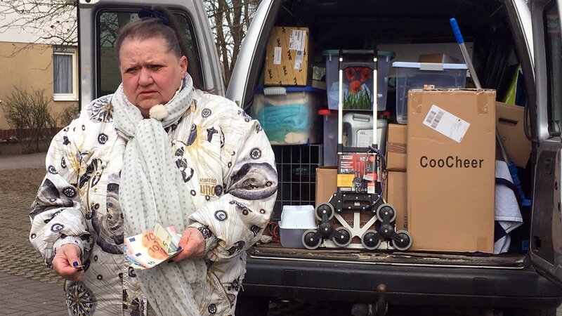 Drei Jahre hat Jutta (65) in ihrem Auto gewohnt. Die Zeit hat Spuren hinterlassen: Jutta wirkt abgekämpft, Haare und Zähne sind ihr durch den Stress ausgefallen. – Bild: RTL II