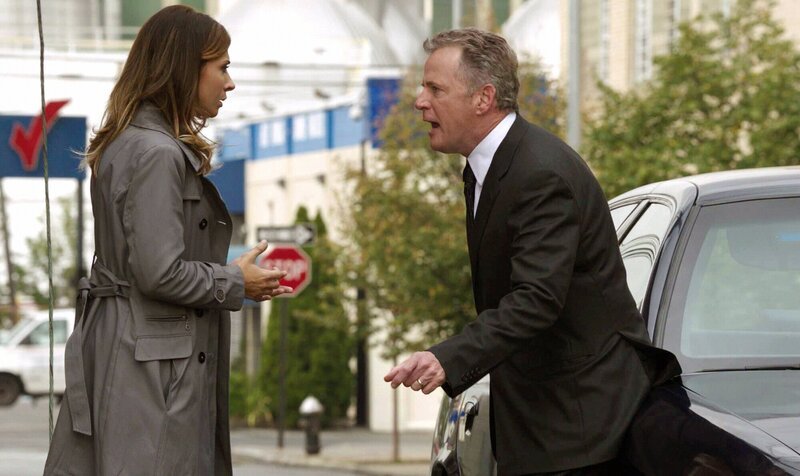 Was ist nur mit Terry D’Amico (Callie Thorne, l.) und Toby Gregson (Aidan Quinn, r.) los? – Bild: CBS Television