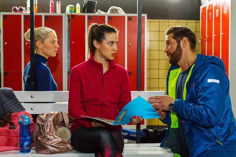 Deniz (Igor Dolgatschew) startet voller Tatendrang in die Eislaufsaison und bespricht sich mit Marie (Cheyenne Pahde, l.) und Chiara (Alexandra Fonsatti). – Bild: RTL /​ Kai Schulz