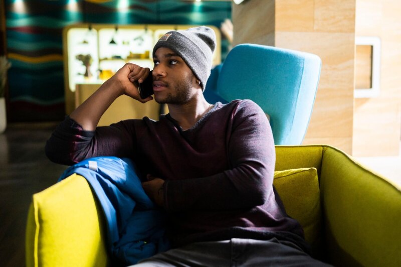 Moritz (Tijan Njie) will sich Klarheit über sein Spenderherz verschaffen. – Bild: RTL /​ Julia Feldhagen