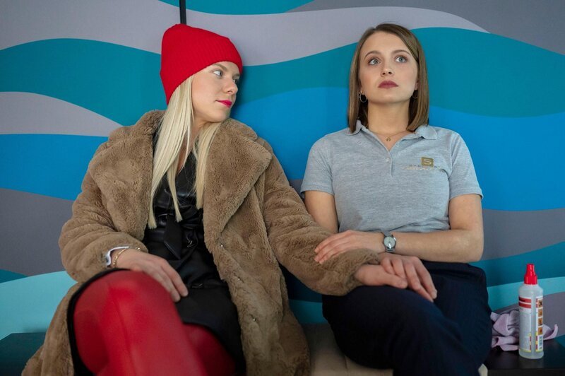 Lucie (Julia Wiedemann, r.) erklärt Marie (Cheyenne Pahde), dass sie Moritz nicht gehen lassen will, ohne sich mit ihm zu versöhnen … – Bild: RTL /​ Julia Feldhagen