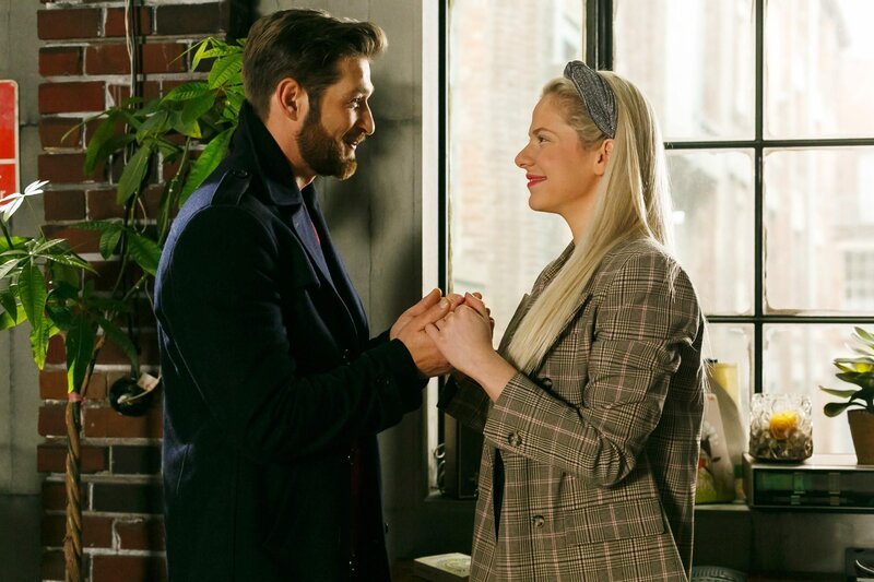 Deniz (Igor Dolgatschew) nimmt Marie (Cheyenne Pahde) ihre Sorge, als er ihr eine besondere Frage stellt … – Bild: RTL /​ Kai Schulz