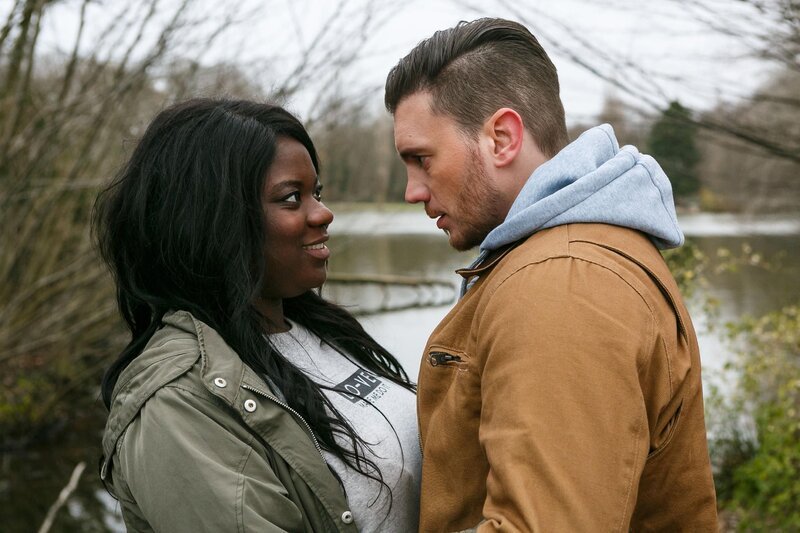 Ronny (Bela Klentze) ist von Rachels (Ludie Diekumpovisa) Kuss verzaubert. – Bild: RTL /​ Kai Schulz