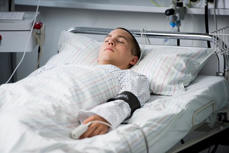 Leo (Tim Oliver Schultz) ist nach seinem Zusammenbruch da, wo er nie wieder sein wollte: im Krankenhaus. – Bild: RTL /​ Martin Rottenkolber