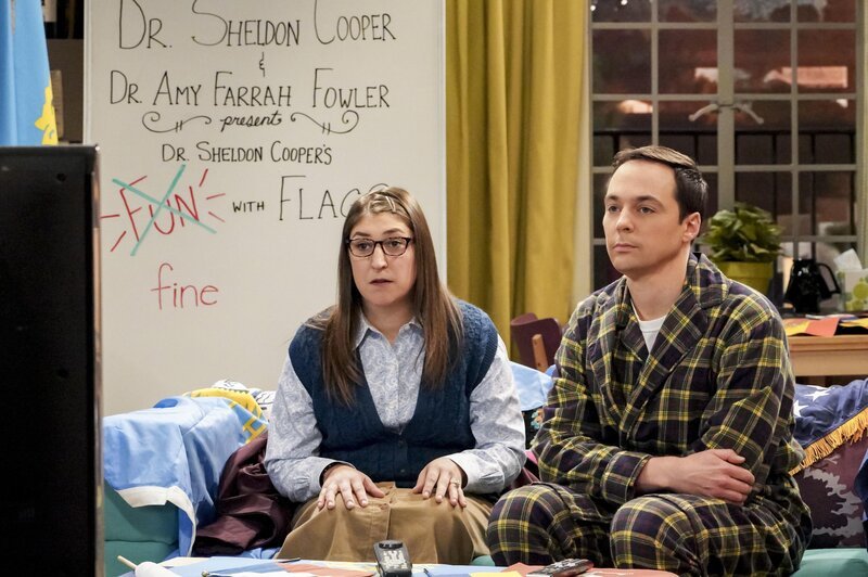 Amy (Mayim Bialik, l.); Sheldon (Jim Parsons, r.) – Bild: © 2018 CBS Broadcasting, Inc. All Rights Reserved /​ Bill Inoshita /​ Bill Inoshita