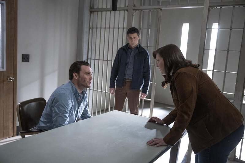 (v.l.n.r.) Benny Gallagher (Owain Yeoman); Agent Ryan Brooks (Enver Gjokaj); Jo Evans (Allison Tolman) – Bild: Emergence ABC Studios /​ Eric Liebowitz /​ Eric Liebowitz