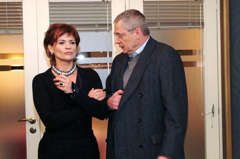 Friedrich (Wilhelm Manske, r.) versucht auch von Sophie (Gabrielle Scharnitzky, l.) Geld für das Lösegeld für David zu bekommen. – Bild: SAT.1 /​ Monika Schürle
