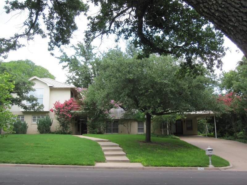 Joanna (l.) und Chip (r.) Gaines geben ihr Bestes, um jedes Haus in dem sie arbeiten zum Juwel der Straße zu machen … – Bild: HGTV/​Scripps Networks, LLC