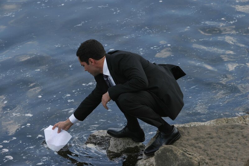 Macht eine interessante Entdeckung: Det. Scott Valens (Danny Pino) – Bild: Warner Bros. Television
