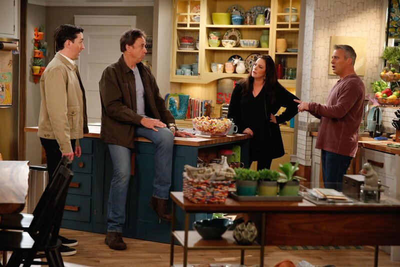 (v.l.n.r.) Lowell (Matt Cook); Don Burns (Kevin Nealon); Andi Burns (Liza Snyder); Adam Burns (Matt LeBlanc) – Bild: CBS Broadcasting, Inc.