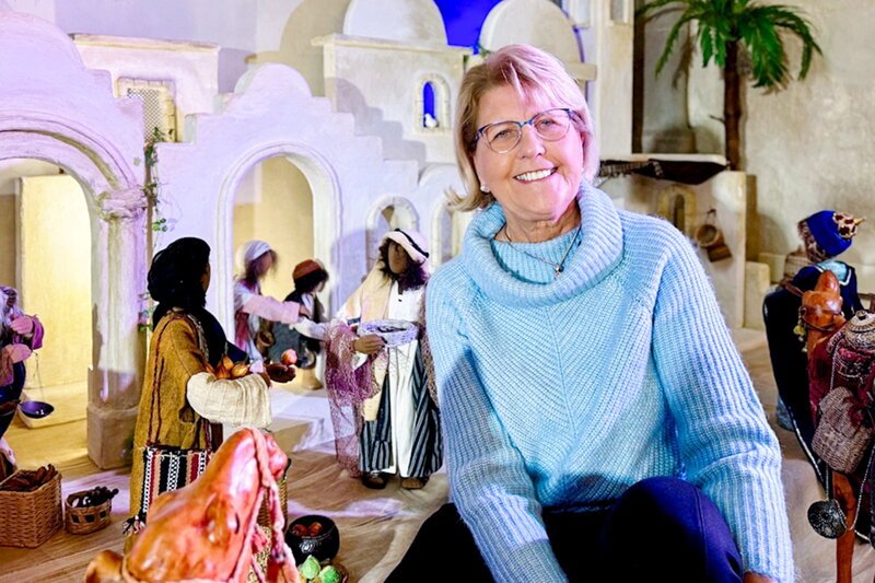 Fenster zum Sonntag – Zwischen Kerze, Krippe und Kulissen. Hanny Roduner mit einer ihrer Krippen. – Bild: SRF1 Fenster zum Sonntag – Zwischen Kerze, Krippe und Kulissen. Hanny Roduner mit einer ihrer Krippen. – Bild: SRF1